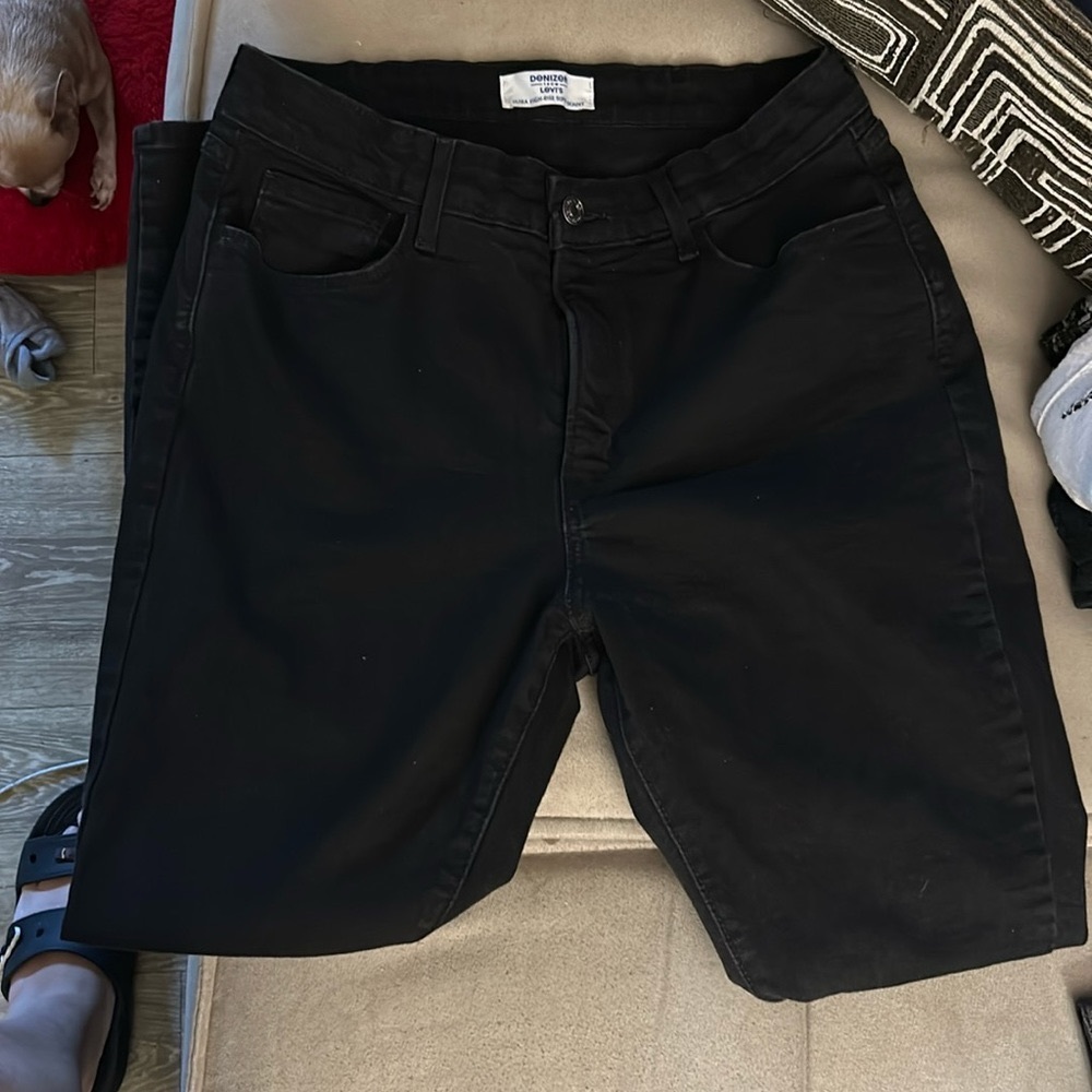 Denizen from Levi's Skinny Black jeans 
Size: Women's 14
